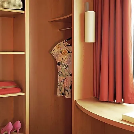 Ibis Hauptbahnhof Otel 3*