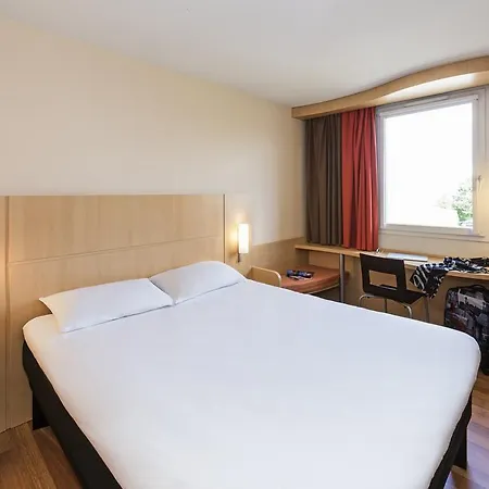Ibis Hauptbahnhof Hotel 3*